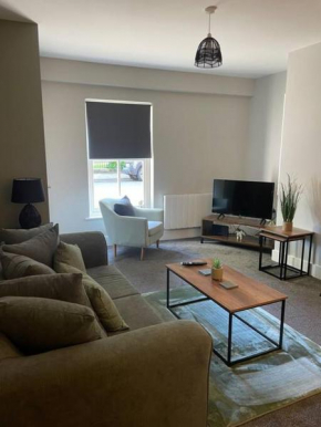 Poplar House-2Bedroom house in town centre with free Parking by ShortStays4U